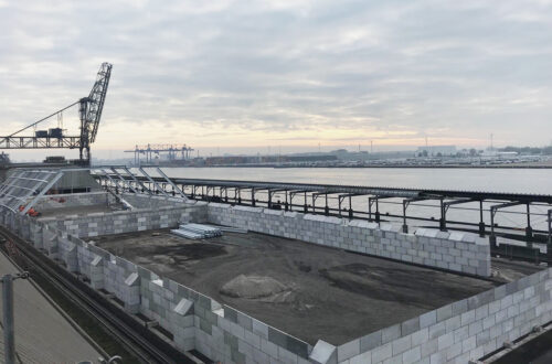 stapelbare betonblokken industrieel gebouw