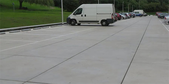 betonnen bestrating parkeerplaats